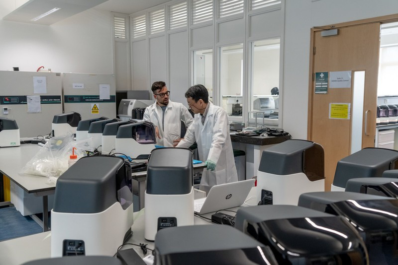 Các chuyên gia y tế tại một phòng thí nghiệm của Anh. Ảnh: AP