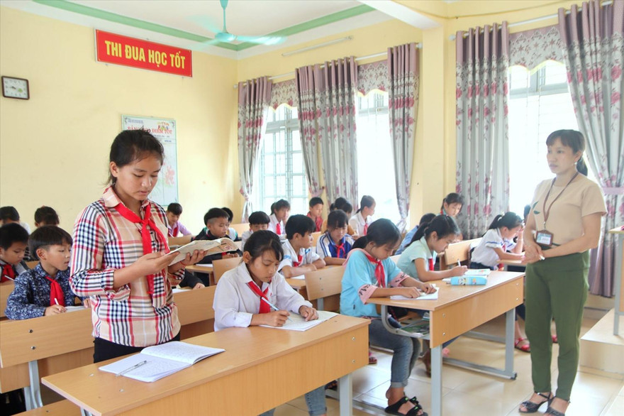 Các em học sinh đã có sự tiến bộ trong học tập cũng như tự tin tham gia phát biểu xây dựng bài trên lớp. Ảnh: Báo Dân tộc