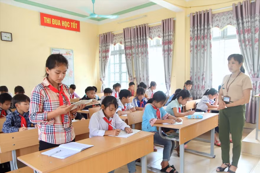 Các em học sinh đã có sự tiến bộ trong học tập cũng như tự tin tham gia phát biểu xây dựng bài trên lớp. Ảnh: Báo Dân tộc