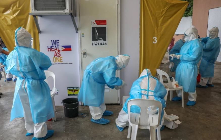 Nhân viên y tế chuẩn bị dụng cụ xét nghiệm COVID-19 tại một cơ sở ở thành phố Quezon ngày 30/7. Ảnh: EPA