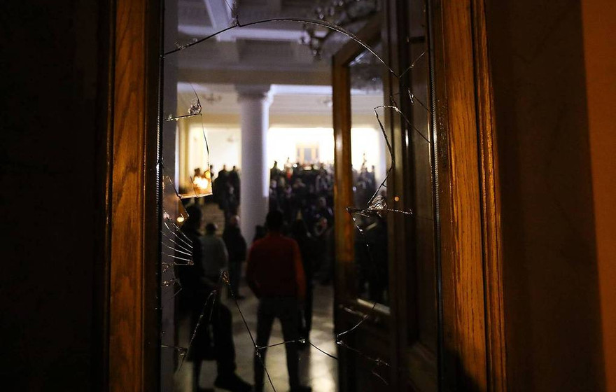 Người biểu tình đập phá tòa nhà quốc hội. Ảnh: Tass