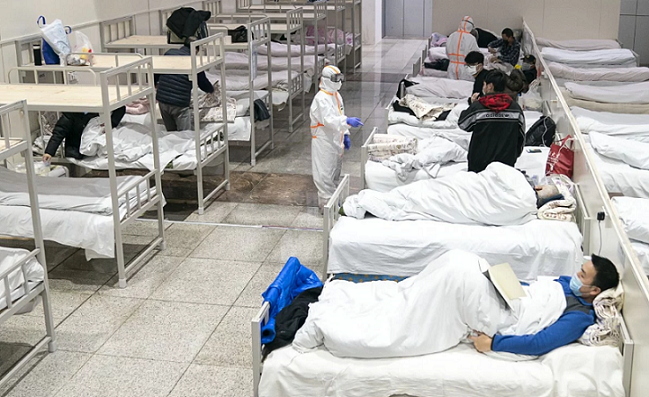 Bệnh nhân bị nhiễm coronavirus được nhìn thấy tại một bệnh viện tạm thời. Ảnh: Tân Hoa Xã