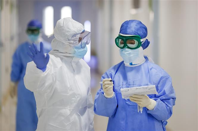 Các y tá trao đổi công việc tại bệnh viện ở Vũ Hán, tỉnh Hồ Bắc, Trung Quốc. Ảnh: Tân Hoa Xã