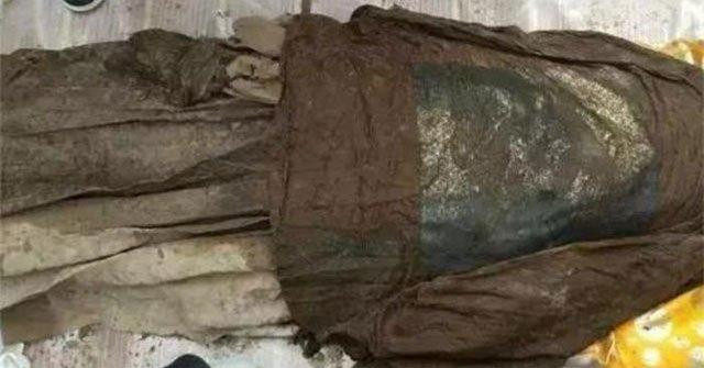 Thảm cảnh 4 thi thể nữ nằm quanh quan tài, 2 người không mảnh vải che thân