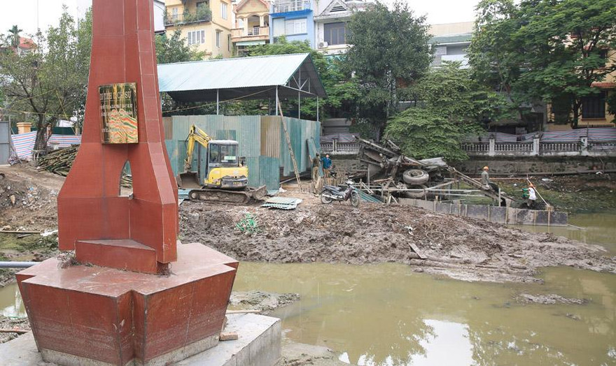 Công nhân thi công Dự án tu bổ, tôn tạo di tích lịch sử hồ Hữu Tiệp, phường Ngọc Hà (quận Ba Đình), tháng 4-2021. Ảnh: Đỗ Tâm - Hà Nội mới