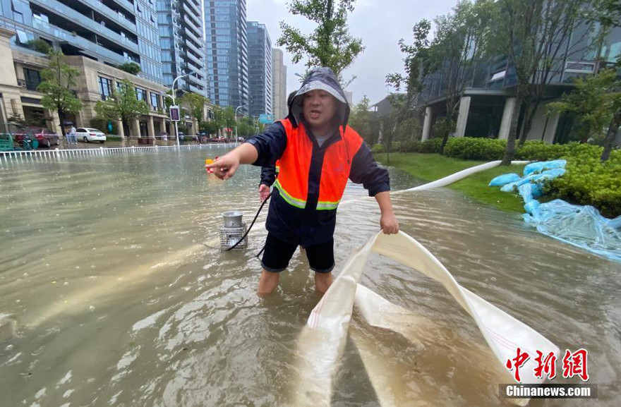Công tác sơ tán cứu hộ đang được khẩn cấp tiến hành. Ảnh: China News