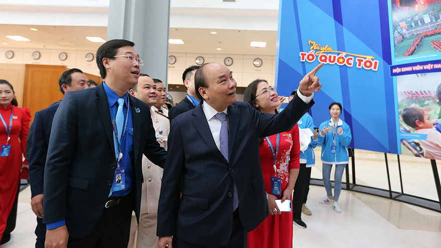 Thủ tướng Nguyễn Xuân Phúc ấn tượng với triển lãm ‘Tôi yêu Tổ quốc tôi’