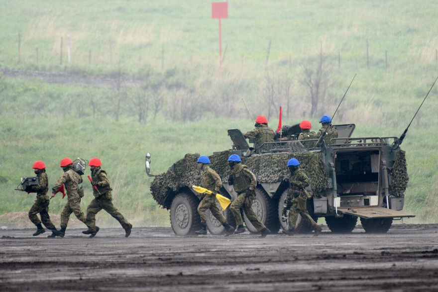  Các binh sĩ của Lực lượng Phòng vệ Mặt đất (JGSDF) tham gia huấn luyện bắn đạn thật tại Higashifuji, thành phố Gotemba, tỉnh Shizuoka. Ảnh: Pool / Getty