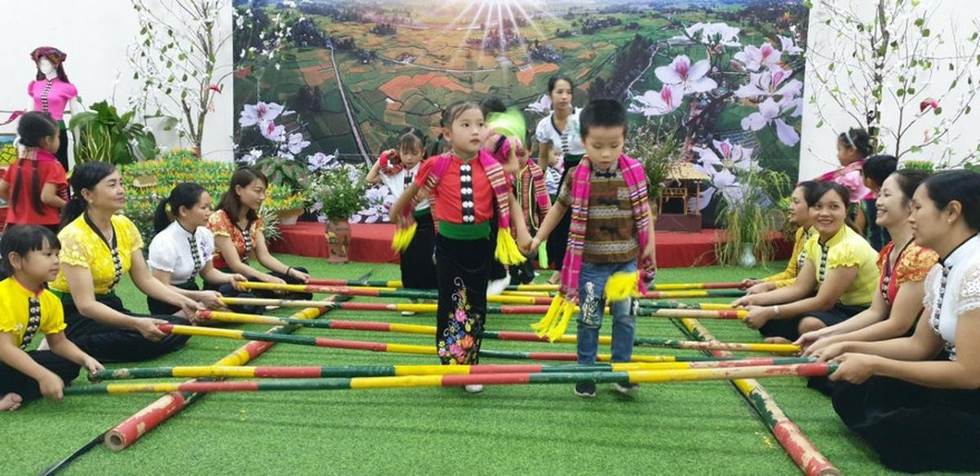 Nhiều nét văn hóa truyền thống đã được truyền dạy cho học sinh ở Mường Lò thời gian qua. Ảnh: VOV