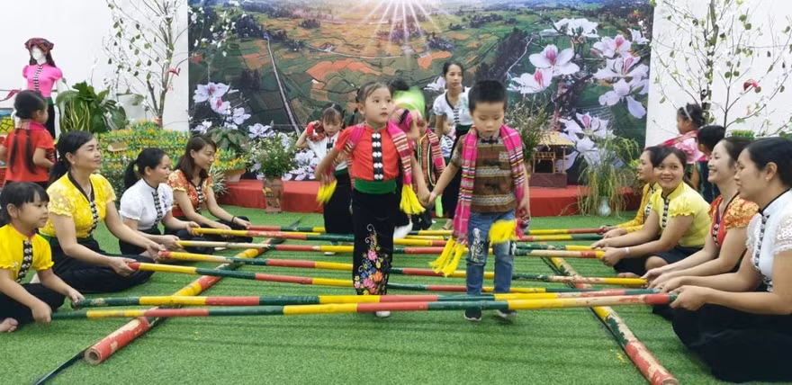 Nhiều nét văn hóa truyền thống đã được truyền dạy cho học sinh ở Mường Lò thời gian qua. Ảnh: VOV