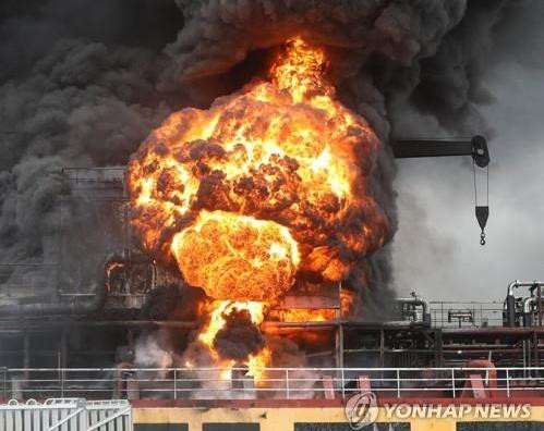 Cháy lớn trên tàu chở dầu ở Hàn Quốc, 9 người bị thương