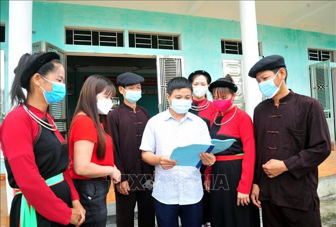 Ông Triệu Văn Xanh (giữa), Trưởng thôn Ngòi Lộc, xã Minh Khương, huyện Hàm Yên (Tuyên Quang) tuyên truyền chính sách pháp luật cho nhân dân trong thôn.