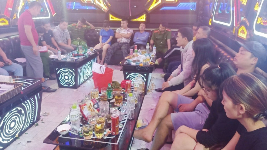 Công an lập biên bản, bắt giữ nhóm thanh niên sử dụng ma túy. Ảnh: Công an huyện Chiêm Hóa.