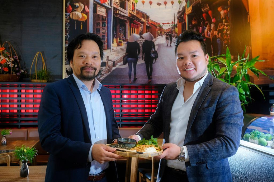 Ông Đỗ Đại Dương (trái, là người sáng lập chuỗi nhà hàng ăn nhanh Mai-Mai) cùng con trai Đỗ Duy Anh. Ảnh : Andreas Laible