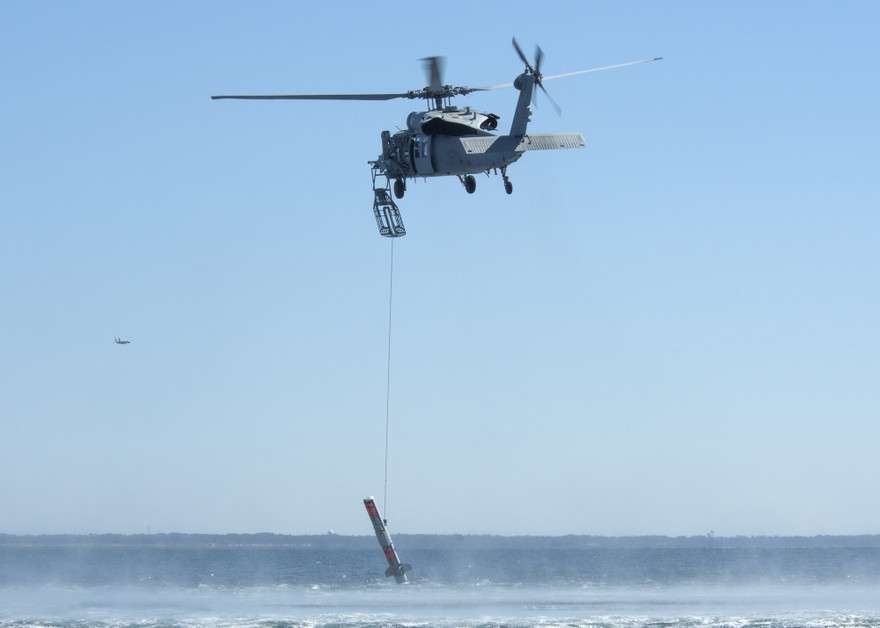 Một chiếc trực thăng Mỹ đang thả hệ thống AN/AQS-235 AMNS xuống biển. Ảnh: Ronald Newsome