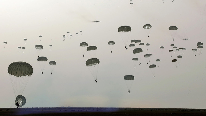 Lính biệt kích Iran đổ bộ rợp trời ngay cửa Vịnh Ba Tư