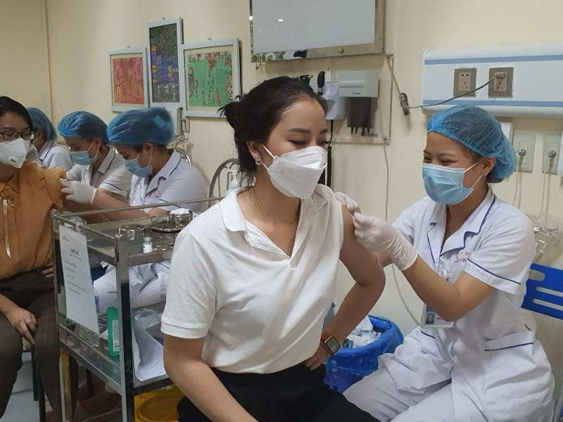 Cần tuân thủ hướng dẫn của nhân viên y tế khi tham gia tiêm vắc xin