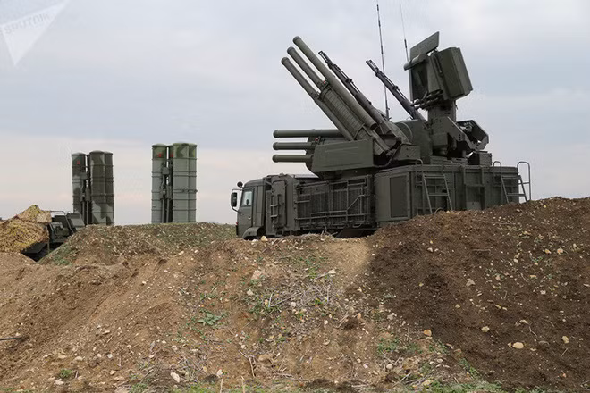 Hệ thống phòng không Pantsir-S1 bảo vệ căn cứ không quân Hmeimim của Nga ở Syria. Ảnh: Sputnik.