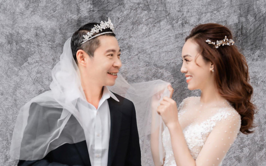 NSND Công Lý đeo vương miện chụp ảnh cưới cùng bạn gái kém 15 tuổi