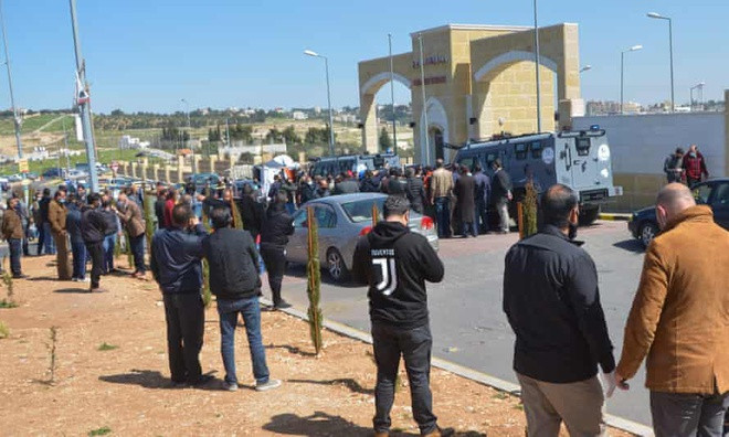 Người thân của bệnh nhân tụ tập ở bên ngoài bệnh viện sau khi sự việc xảy ra. Ảnh: AP.