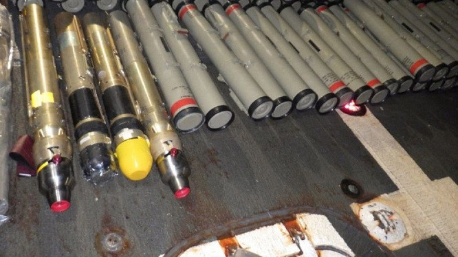 Vũ khí trên tàu Iran. Ảnh: AP