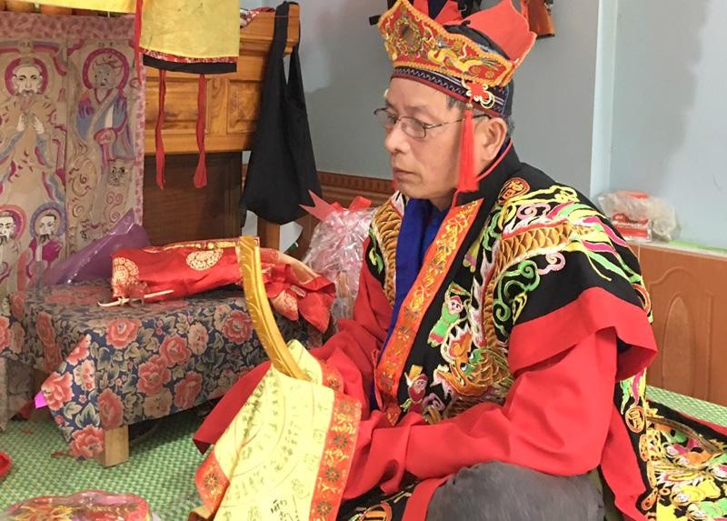 Thầy Tào có vai trò quan trọng trong lễ cúng đầy tháng cho trẻ của người Tày. Ảnh: Báo Tuyên Quang