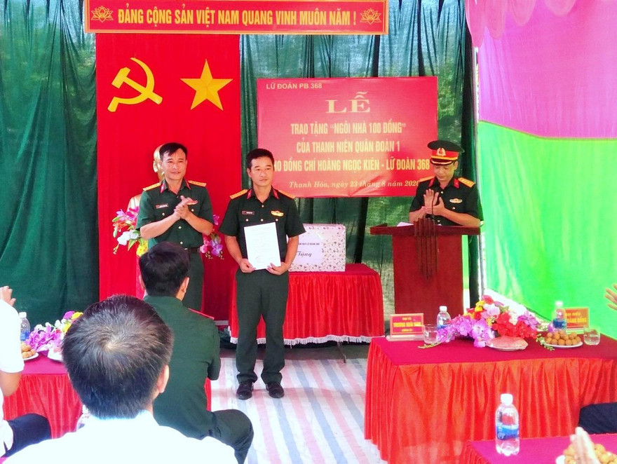 Lữ đoàn pháo binh 368 trao tặng 'Ngôi nhà 100 đồng' 