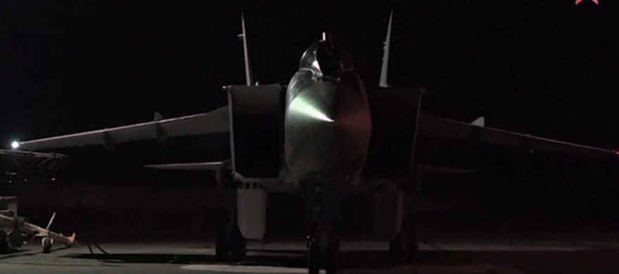 Xem tiêm kích đánh chặn MiG-31 phóng tên lửa huỷ diệt mục tiêu trong đêm