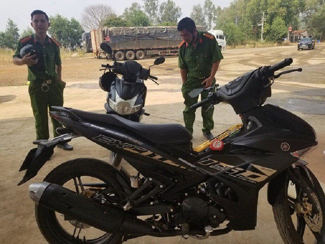 Xe máy của nam thanh niên để lại trước khi bỏ trốn. Ảnh CTV