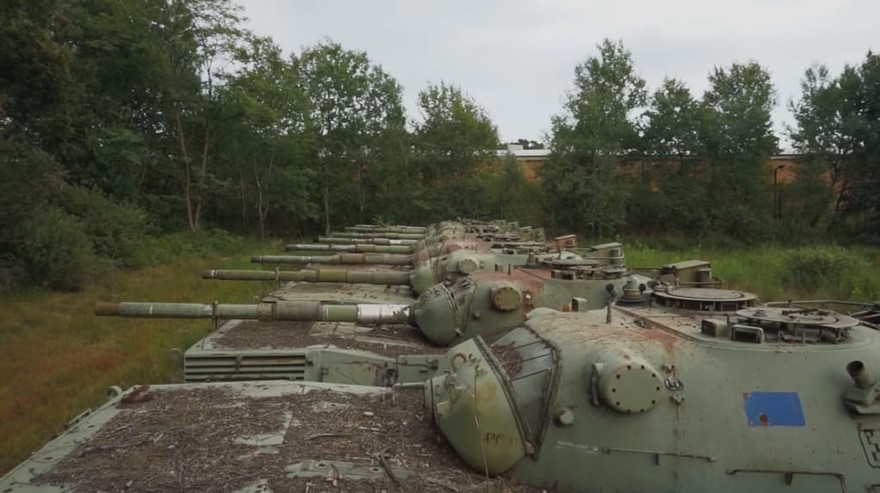 Các xe tăng Leopard 1 đã ngừng hoạt động tại căn cứ lưu trữ. Ảnh: Youtube