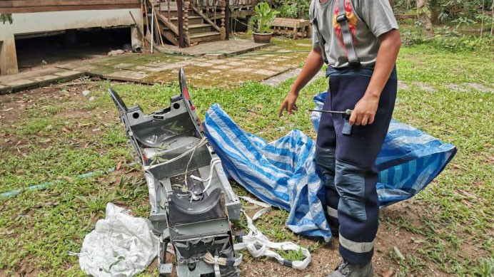 Một bộ phận của máy bay bị rơi. Ảnh: khaosodenglish.