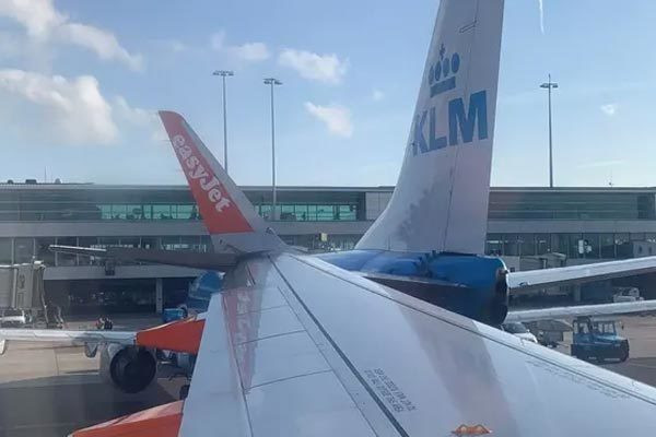 Cận cảnh hai máy bay va chạm ở Schiphol. Ảnh: Reuters