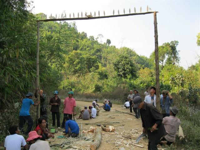 Cổng cấm được dựng để chuẩn bị cho lễ cúng bản