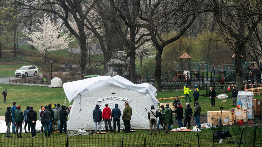 Bệnh viện dã chiến chống virus corona ở Central Park, New York, Mỹ. Ảnh : Reuters
