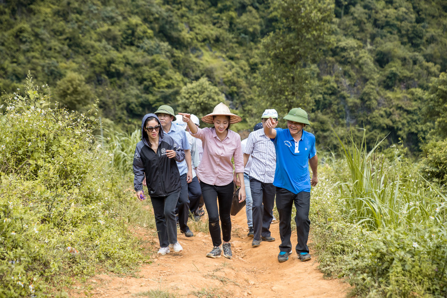 Hoa hậu Lương Thuỳ Linh mang 700 tấn vật liệu làm đường lên núi