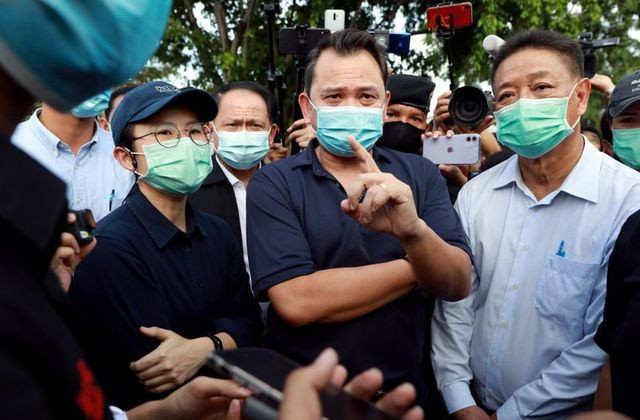 Bộ trưởng Giáo dục Nataphol Teepsuwan (giữa). Ảnh: Reuters.