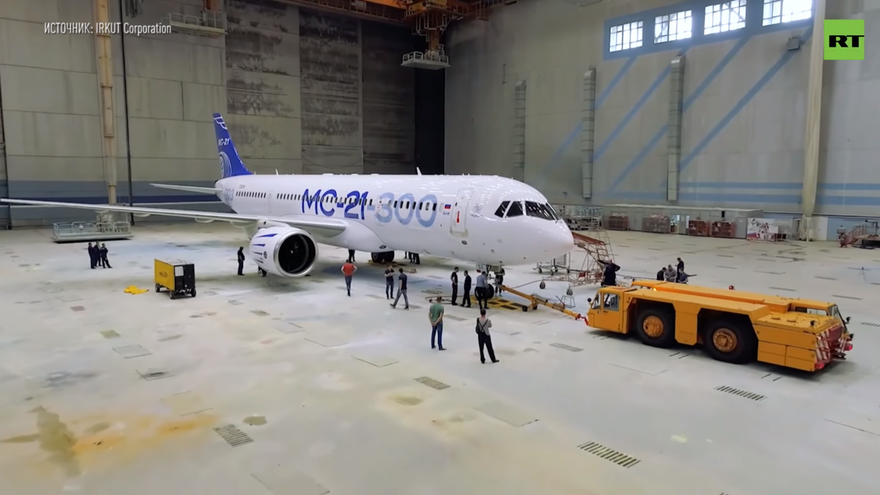 Xem phản lực MC-21-300 'biến hình' với lớp sơn mới