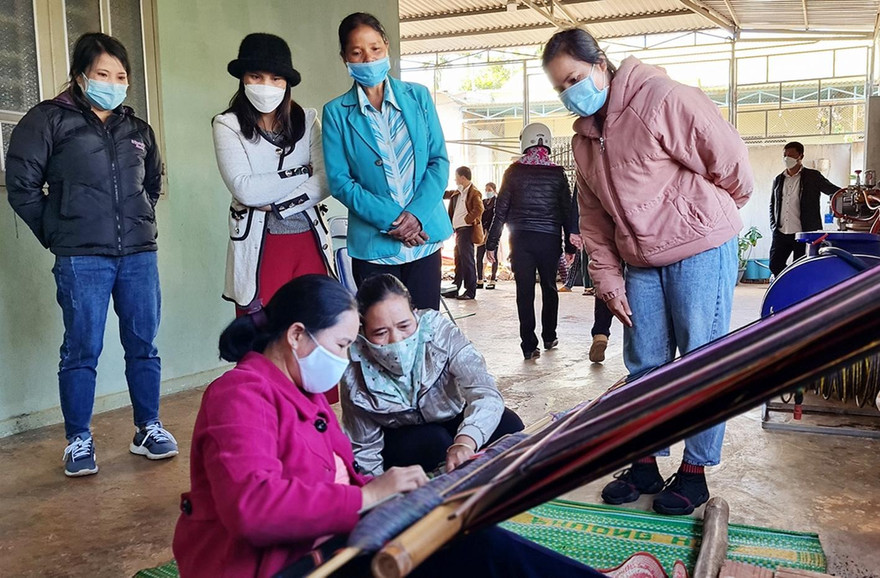 Nghệ nhân H'Bloih hướng dẫn các học viên cách dệt thổ cẩm