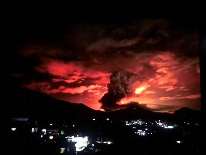 Cháy trạm xăng, bầu trời Kabul đỏ rực như ngày tận thế