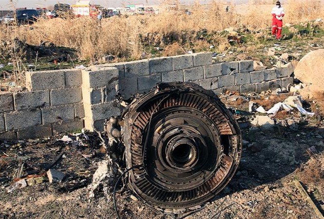  Động cơ của chiếc Boeing 737-800 xấu số tại hiện trường rơi máy bay. Ảnh: EPA.