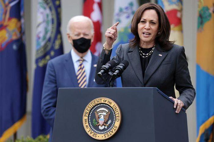 Tổng thống Mỹ Joe Biden đứng nhìn Phó Tổng thống Kamala Harris phát biểu về các vấn đề khủng hoảng biên giới hồi tháng 3/2021. Ảnh: New York Post