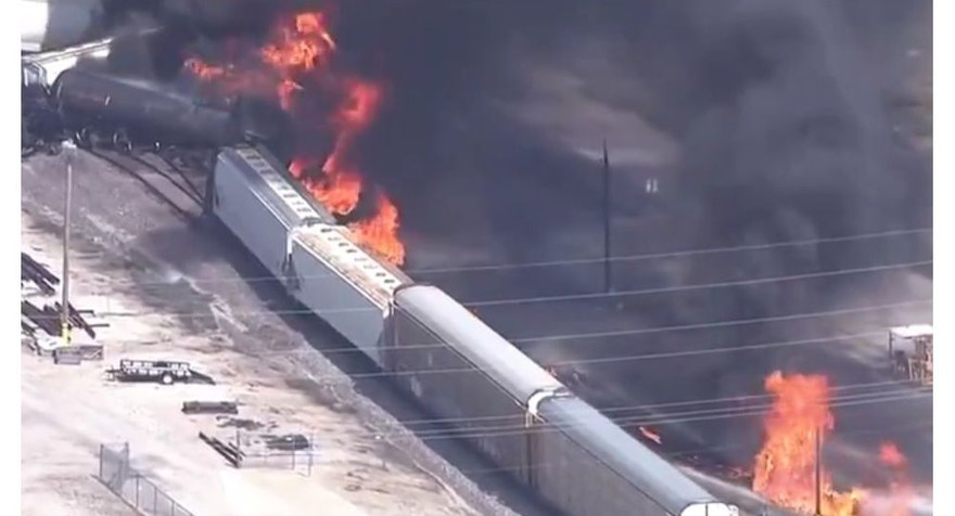 16 toa tàu bị trật bánh bốc cháy dữ dội ở Illinois 