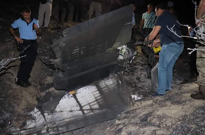 Một mảnh của tên lửa rơi xuống đảo Síp. Ảnh: Twitter