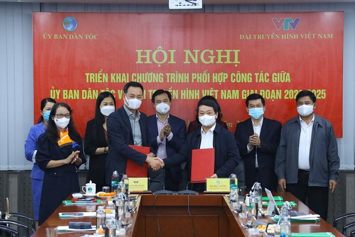 Bộ trưởng, Chủ nhiệm UBDT Hầu A Lềnh và Tổng Giám đốc Đài THVN Lê Ngọc Quang đã ký kết Chương trình phối hợp công tác giữa hai cơ quan giai đoạn 2021-2025. Ảnh: Ủy ban Dân tộc
