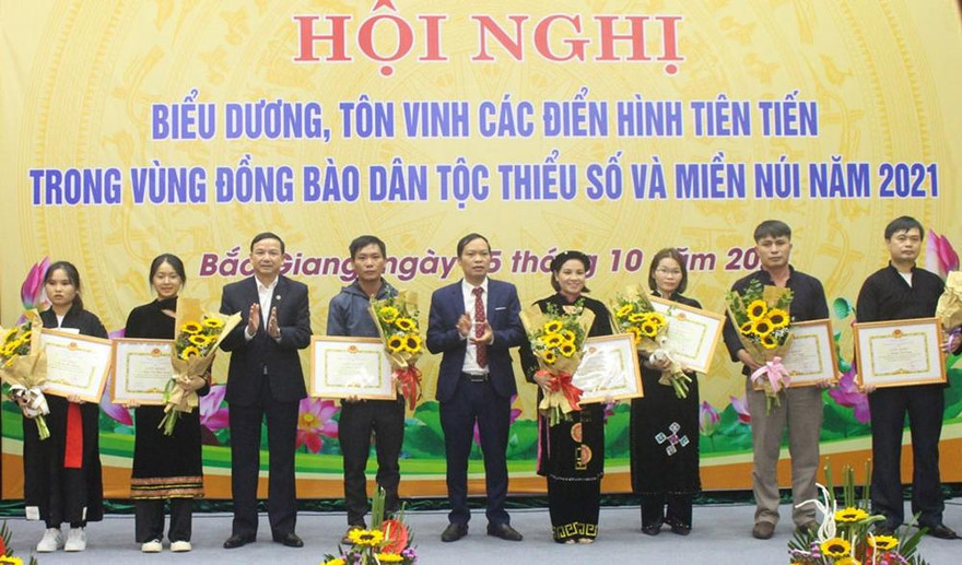Trưởng Ban Dân tộc tỉnh Bắc Giang Vi Thanh Quyền trao giấy khen cho 40 cá nhân tiêu biểu. Ảnh: Sỹ Quyết