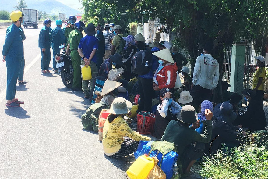 Đi bộ 50 km, 47 lao động được quân đội đưa về quê