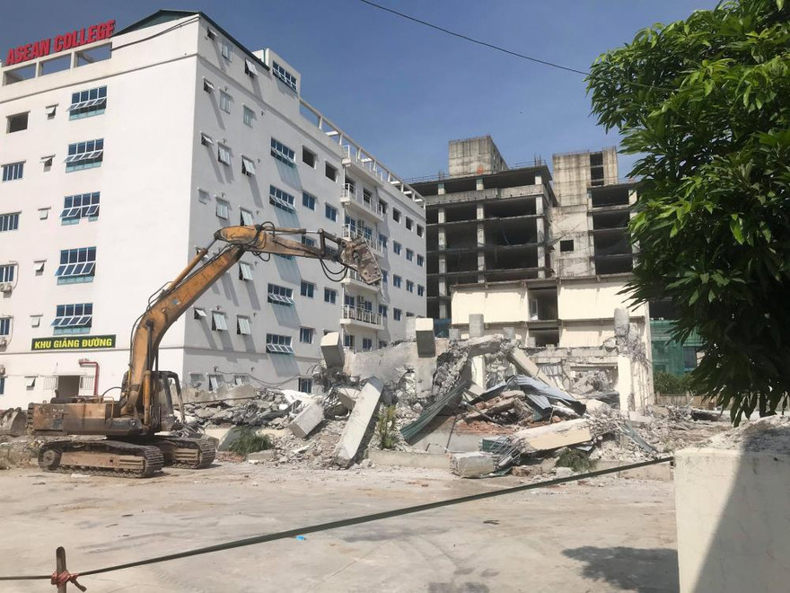 Cơ quan chức năng tổ chức phá dỡ công trình vi phạm sáng nay 12/6. Ảnh: Ngọc Vy