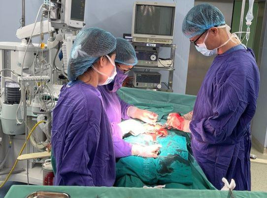 Chồng dùng xe máy chở vợ bầu 38 tuần đến bệnh viện khi dây rốn thai nhi đã thò ra ngoài 