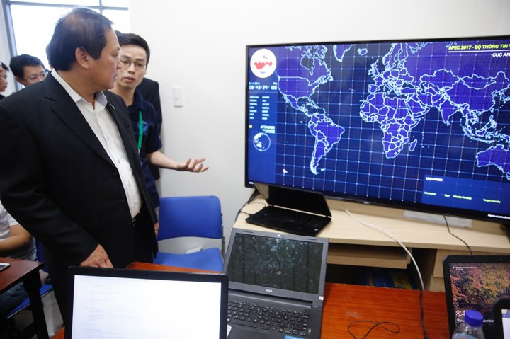 Bộ trưởng Trương Minh Tuấn thăm Trung tâm báo chí APEC