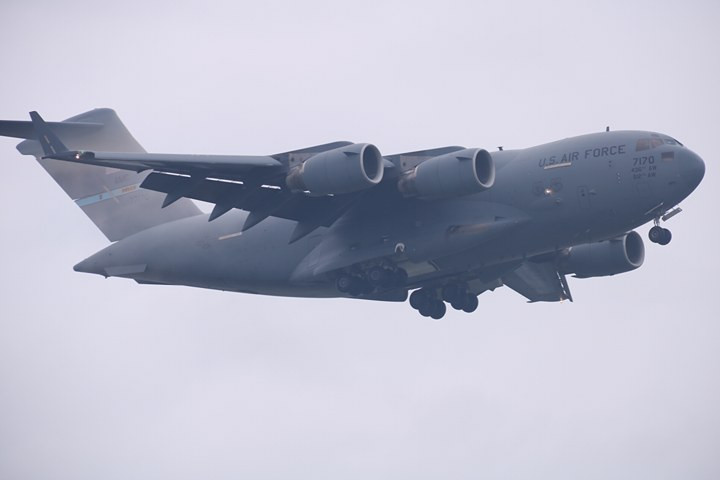 Một tiếng đồng hồ, 3 ‘ngựa thồ’ C-17 Mỹ hạ cánh xuống Đà Nẵng